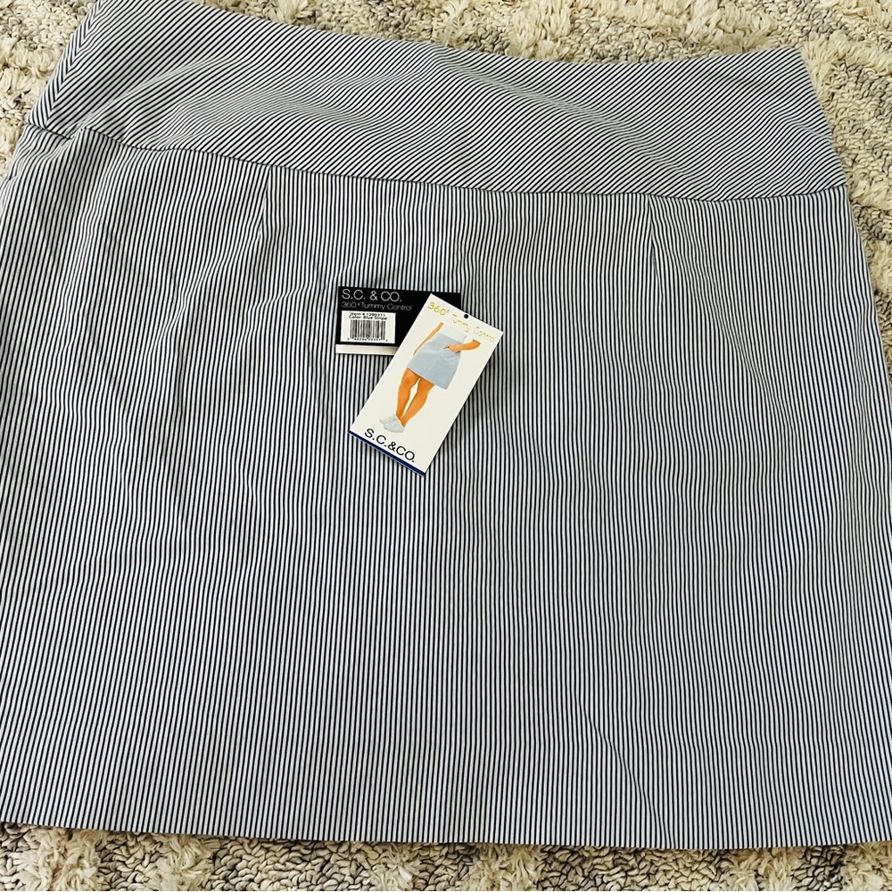 S and Co Women’s stripped Skort with Tummy Control - Picture 3 of 5